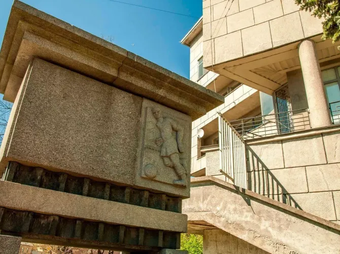 Экскурсия на электросамокатах «Авангард на Петроградской стороне»