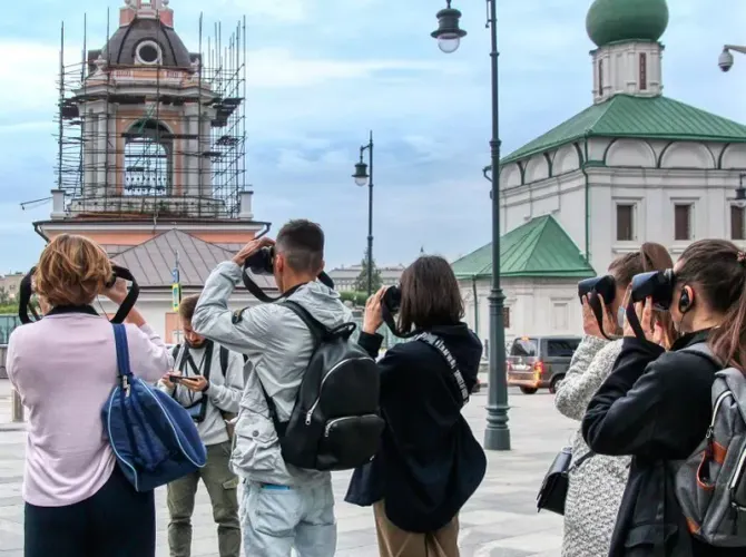 Путешествие во времени с VR. От Кремля до восьмой высотки. Пешеходная экскурсия с VR-очками