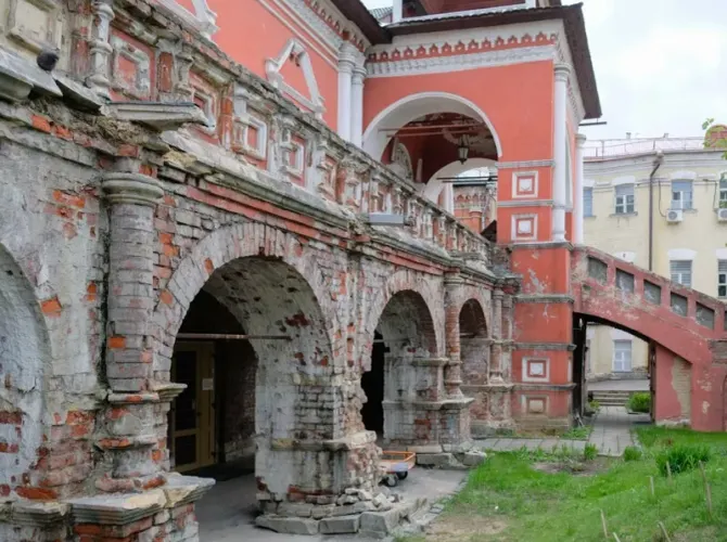 От Петра до Петра. Экскурсия по Высоко-Петровскому монастырю